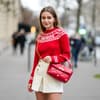 Frau mit rotem Pullover