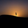 Frau vor Sonnenuntergang