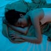 Traurige Frau liegt im Bett