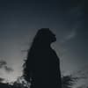 Silhouette einer Frau mit langen Haaren
