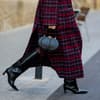 Frau mit Stiefel und rotem Mantel