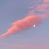 Vollmond bedeckt von rosafarbenen Wolken