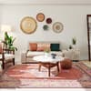 Gemütliches Wohnzimmer mit Sofa, Couchtisch und großem Teppich