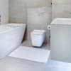 Minimalistisches Badezimmer in Weiß und Beige