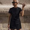 Caro Daur auf Paris Fashion Week in schwarzem Kleid mit silbernen Details