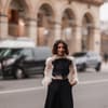 Frau mit glitzernden Pumps
