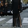 Frau trägt auf Paris Fashion Week Fransenrock