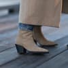 Frau trägt Wildlederstiefel