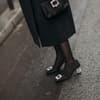 Frau in glamourösen Pumps 