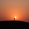 Person umarmt Sonne