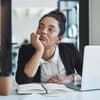 Frau am Laptop auf der Arbeit