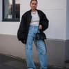 Frau trägt schwarze Bomberjacke