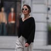 Frau trägt Cardigan
