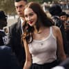 Lola Tung auf der Paris Fashion Week