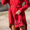 Frau mit roter Tasche