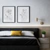 Schalfzimmer mit Bett, Nachttisch und Bildern an der Wand