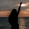 Silhouette einer Frau am See