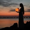 Frau mit Planet vor Himmel