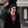 Frau trägt Bob und Brille