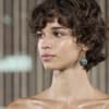 Frau mit Locken