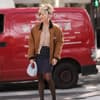 Emili Sindlev in Bomberjacke