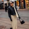 Frau mit schwarzer Henkeltasche