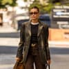 Hailey Bieber in einem Vintage-Lederblazer