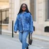 Carrole Sagba trägt Oversized-Jeansjacke