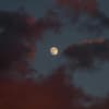 Mond am wolkigen Himmel