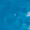 Mond am blauen Himmel