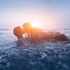 Paar hat Sex im Wasser