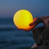 Hand mit einem Mond