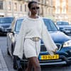 Frau in hellem Strickkleid