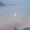 Vollmond am blauen Himmel