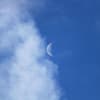Mond am blauen Himmel