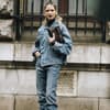 Frau in Jeansjacke