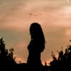 Silhouette einer Frau im Wald