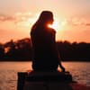 Silhouette einer Frau am See