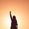 Silhouette einer Frau vor dem Sonnenaufgang