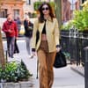 Emily Ratajkowski in gelber Lederjacke