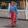 Frau in roter Trainingshose