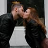 Mann und Frau küssen sich