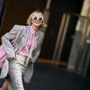 Frau im frühlingshaftem Look