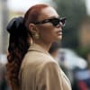 Frau mit rot-braunen Haaren