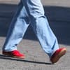 Hailey Bieber trägt rote Adidas Sneaker
