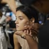 Beige Blush wird aufgetragen