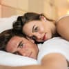 Verliebtes junges Paar liegt im Bett