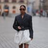 Frau mit Bubble Skirt 