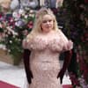 Bridgerton Darstellerin in rosa Kleid