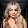 Sabrina Carpenter trägt einen Pony